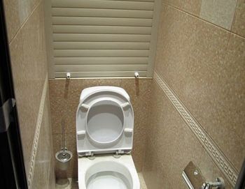 Comment cacher les tuyaux dans les toilettes?