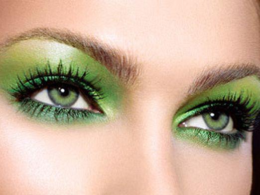 Quel maquillage correspond aux yeux verts?