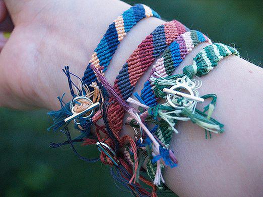 Comment attacher un bracelet?