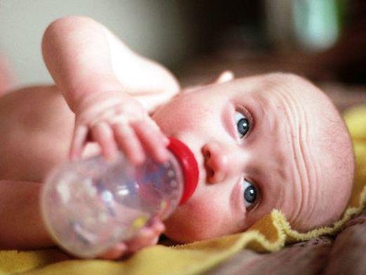 Que donner de l'eau à un nouveau-né?