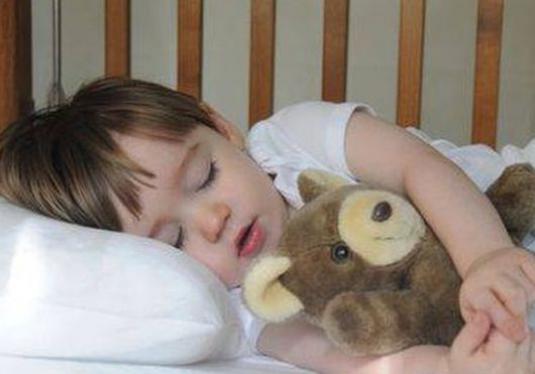 Comment apprendre à un enfant à s'endormir tout seul?